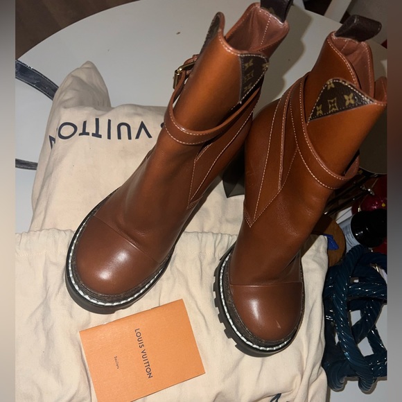 LOUIS VUITTON Star Trail Buckle Ankle Monogram Leather Boots. - Picture 4 of 16